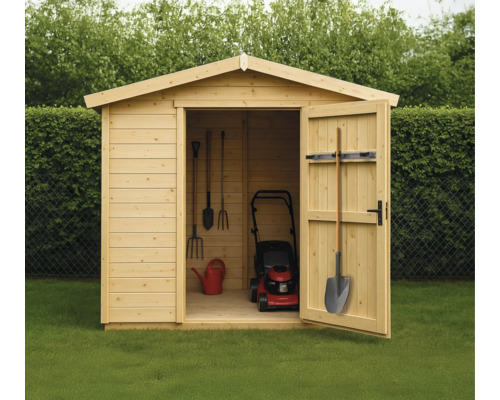 Záhradný domček s otvorenými dverami, kosačka na trávu, kanva a záhradné náradie