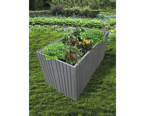 Drevený vyvýšený záhon s rastlinami v záhrade