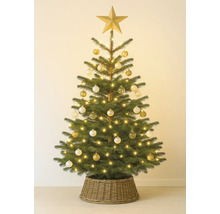 Ozdobený vianočný stromček s hviezdou, guľami a svetelnou reťazou v pletenom košíku