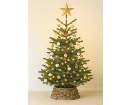 Ozdobený vianočný stromček s hviezdou, guľami a svetelnou reťazou v pletenom košíku