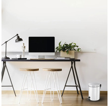 Kancelárska scéna so stolom, počítačom, lampou, stoličkami a odpadkovým košom s pedálom