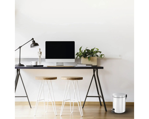 Kancelárska scéna so stolom, počítačom, lampou, stoličkami a odpadkovým košom s pedálom