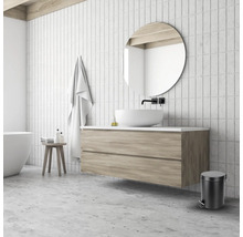 Kúpeľňa s umývadlom, zrkadlom, uterákom, stoličkou a odpadkovým košom