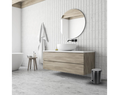 Kúpeľňa s umývadlom, zrkadlom, uterákom, stoličkou a odpadkovým košom