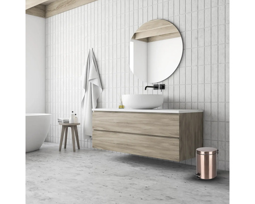 Kúpeľňa s umývadlom, zrkadlom, vaňou a doplnkami