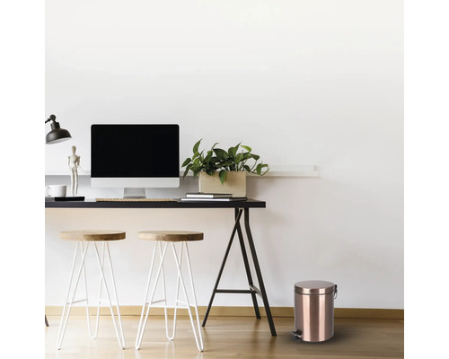 Pracovňa so stolom, stoličkami a odpadkovým košom s pedálom