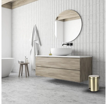 Kúpeľňa s umývadlom, zrkadlom, uterákom, stoličkou a odpadkovým košom