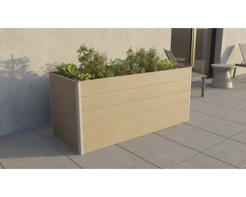 Obdĺžnikový drevený kvetináč s rastlinami na terase