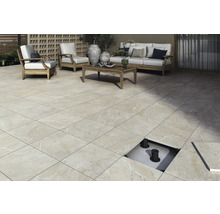 Terasa s dlaždicami na terčoch s nábytkom