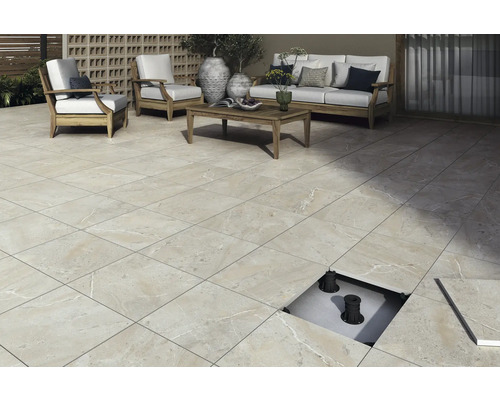 Terasa s dlaždicami na terčoch s nábytkom