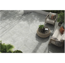 Terasa so sivou kameninovou dlažbou a záhradným nábytkom