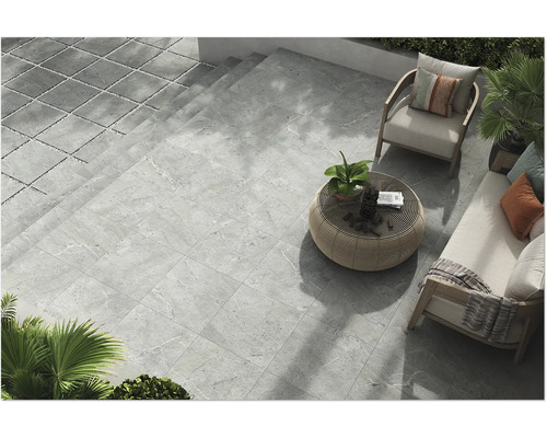 Terasa so sivou kameninovou dlažbou a záhradným nábytkom