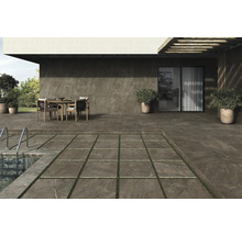 Vonkajší priestor s terasovými dlaždicami, bazénom, posedením a osadením