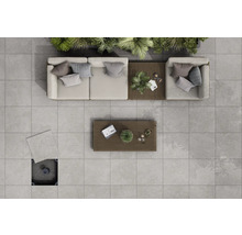 Pohľad zhora na terasu so svetlosivými terasovými doskami, sedacím nábytkom a drevenými stolmi