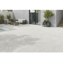 Terasa s dlaždicami, posedením a kvetináčmi