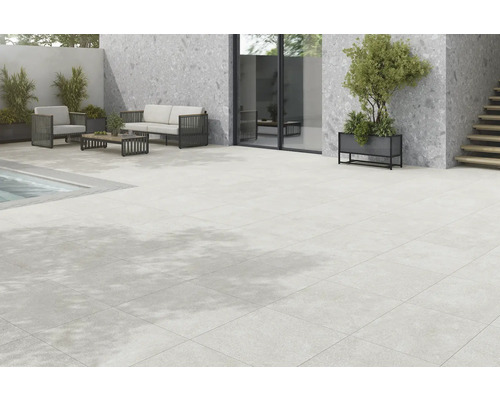 Terasa s dlaždicami, posedením a kvetináčmi