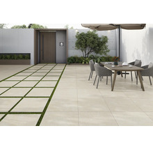 Exteriér s podlahovými dlaždicami, jedálenským stolom a rastlinami