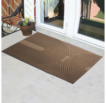 Rohožka s kruhovým vzorom pred vchodovými dverami