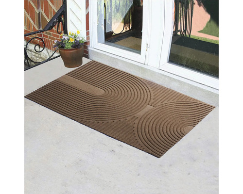 Rohožka s kruhovým vzorom pred vchodovými dverami