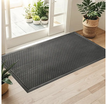 Gumová rohožka pred terasovými dverami s rastlinami