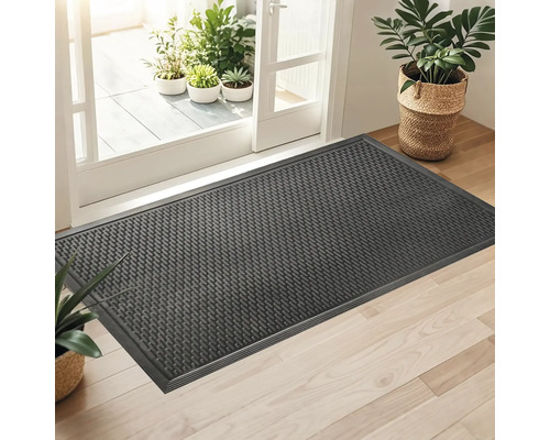 Gumová rohožka pred terasovými dverami s rastlinami