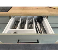 Otvorená zásuvka s príbormi a vložkou na príbory