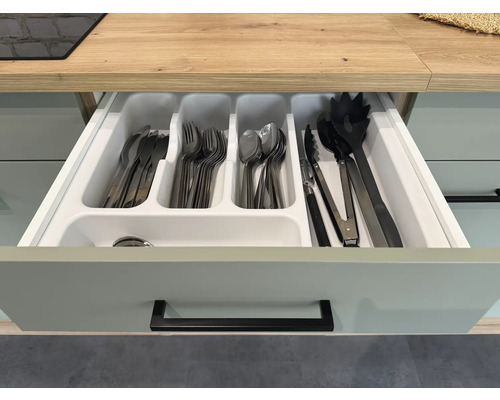 Otvorená zásuvka s príbormi a vložkou na príbory