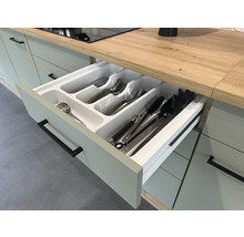 Kuchynská zásuvka s príbormi a náčiním