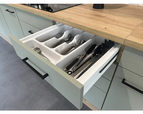 Kuchynská zásuvka s príbormi a náčiním