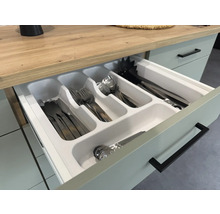 Kuchynská zásuvka s vložkou na príbory pre poriadok a prehľadnosť