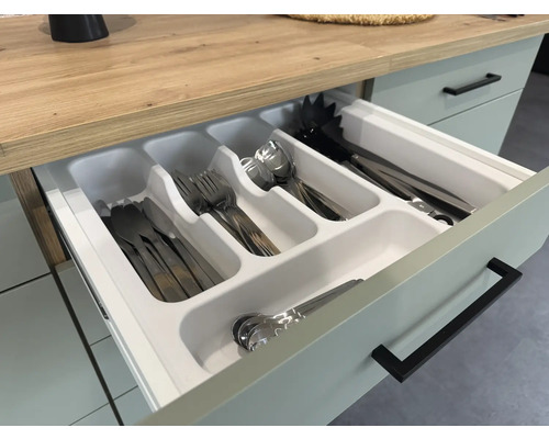 Kuchynská zásuvka s vložkou na príbory pre poriadok a prehľadnosť