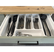 Kuchynská zásuvka s vložkou na príbory a rôznym kuchynským náčiním