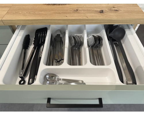 Kuchynská zásuvka s vložkou na príbory a rôznym kuchynským náčiním