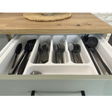 Kuchynská zásuvka s príbormi a kuchynským náradím