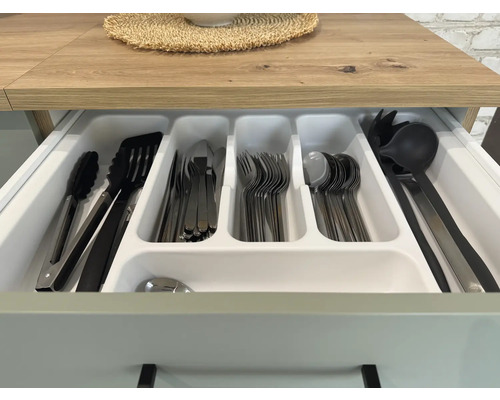 Kuchynská zásuvka s príbormi a kuchynským náradím