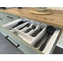 Kuchynská zásuvka s vložkou na príbory a rôznymi kusmi príborov