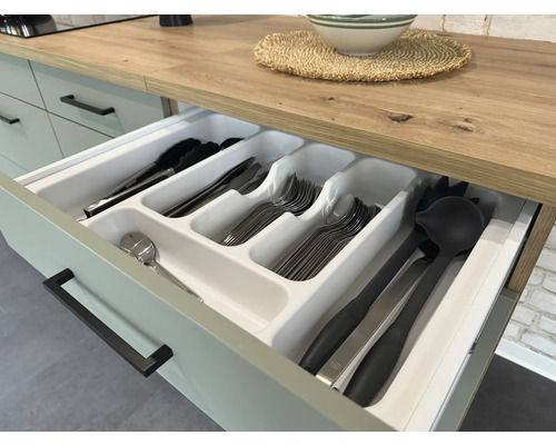 Kuchynská zásuvka s vložkou na príbory a rôznymi kusmi príborov