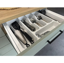 Zásuvka s vložkou na príbory a rôznym kuchynským náradím.