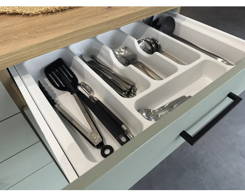 Zásuvka s vložkou na príbory a rôznym kuchynským náradím.