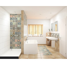 Kúpeľňa so sprchou, vaňou, umývadlom a vzorovanými obkladmi