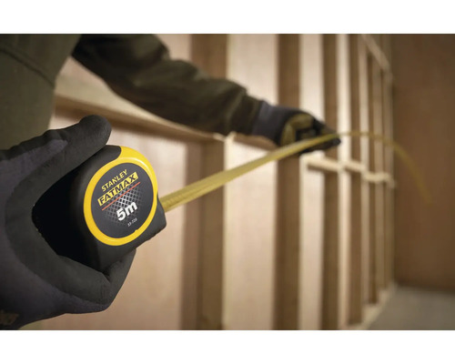 Zvinovací meter Stanley Fatmax s dĺžkou 5 metrov v ruke