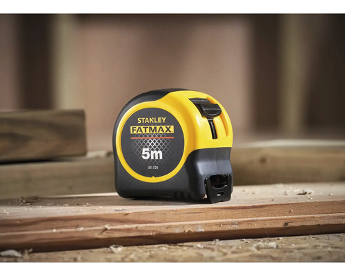 Zvinovací meter Stanley Fatmax s dĺžkou 5 metrov na drevenom tráme