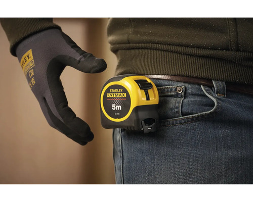 Zvinovací meter Stanley Fatmax s dĺžkou päť metrov pripevnený k pásu nohavíc
