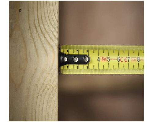 Žltý zvinovací meter meria kus dreva