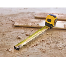 Žltý zvinovací meter na zemi