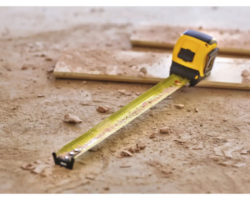 Žltý zvinovací meter na zemi