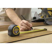 Svinovací meter Stanley Fatmax 5 metrov pri obrábaní dreva