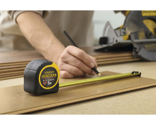 Svinovací meter Stanley Fatmax 5 metrov pri obrábaní dreva
