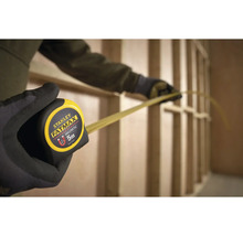 Zvinovací meter Stanley Fatmax s dĺžkou 5 metrov pri používaní