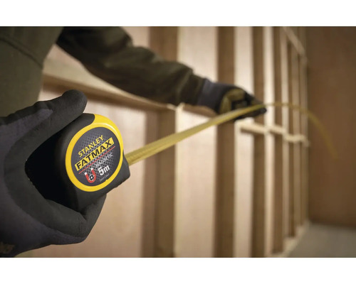 Zvinovací meter Stanley Fatmax s dĺžkou 5 metrov pri používaní